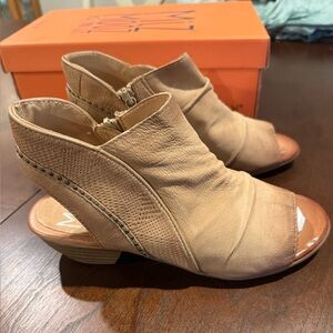 Miz Mooz Sand 37EU Open-Toe
Leather Sandals